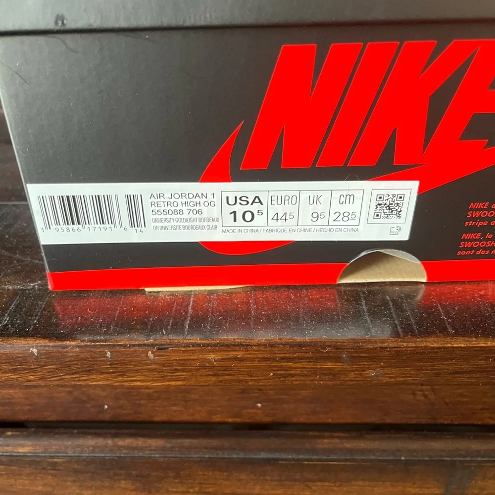 Nike Air Jordan 1 Retro High OG - Picture 8 of 10